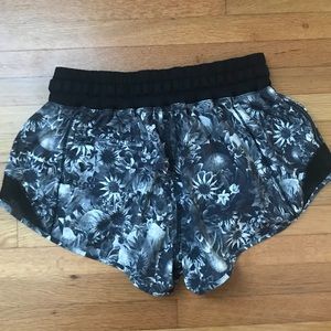 Lululemon 2.5 in Hotty Hot shorts size 4 **EUC**